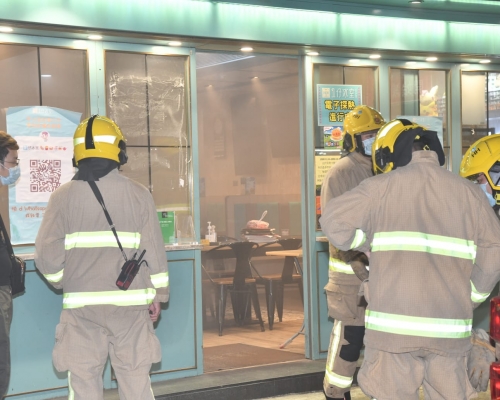 紅磡茶餐廳廚房起火冒煙。