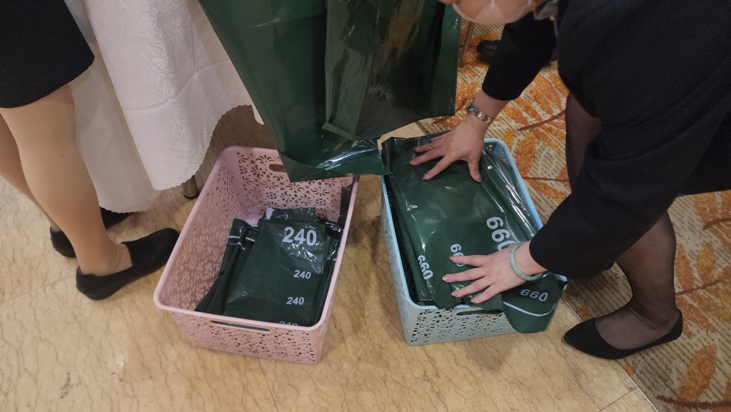 陳經理指當局要求指定垃圾袋要綁好方可棄置，所以每個垃圾袋裝至七成滿時就要換。資料圖片
