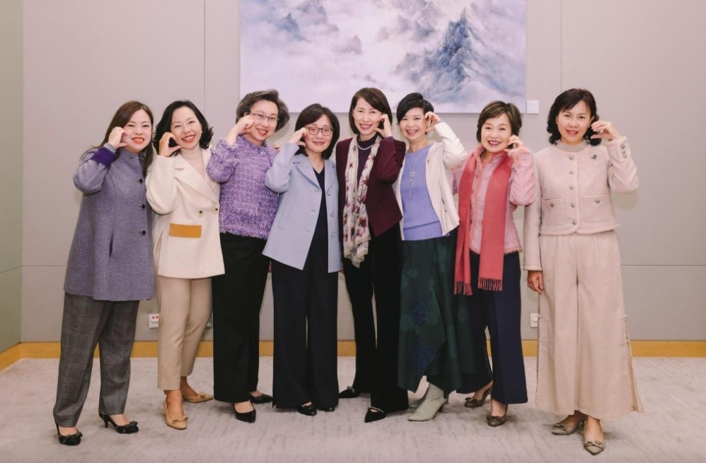 現屆政府女高官。左起：文體旅局局長羅淑佩、民政及青年事務局局長麥美娟、公務員事務局局長楊何蓓茵、發展局局長甯漢豪、特首辦主任葉文娟、房屋局局長何永賢、教育局局長蔡若蓮、運物局局長陳美寶。資料圖片