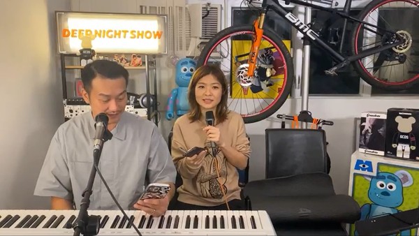 吳浩康與女歌手鍾達茵在FB直播唱歌 。