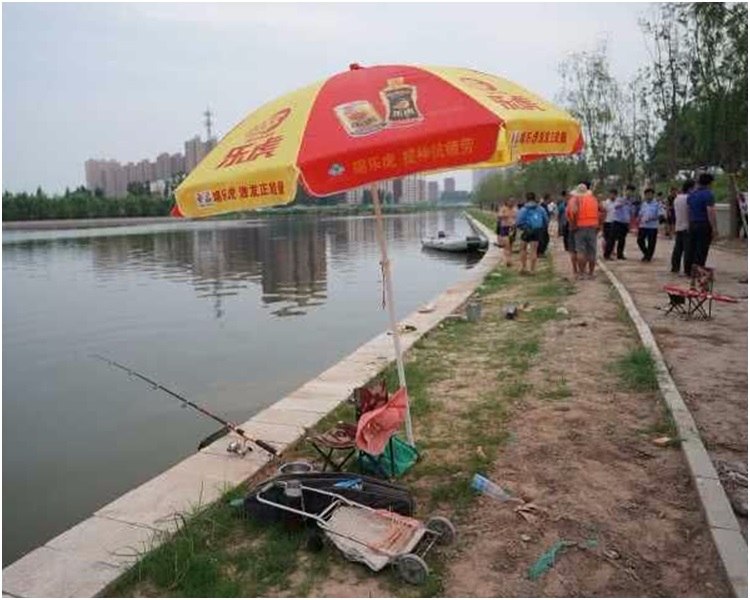 大魚扯斷魚絲老翁不理勸告跳河追魚溺斃。