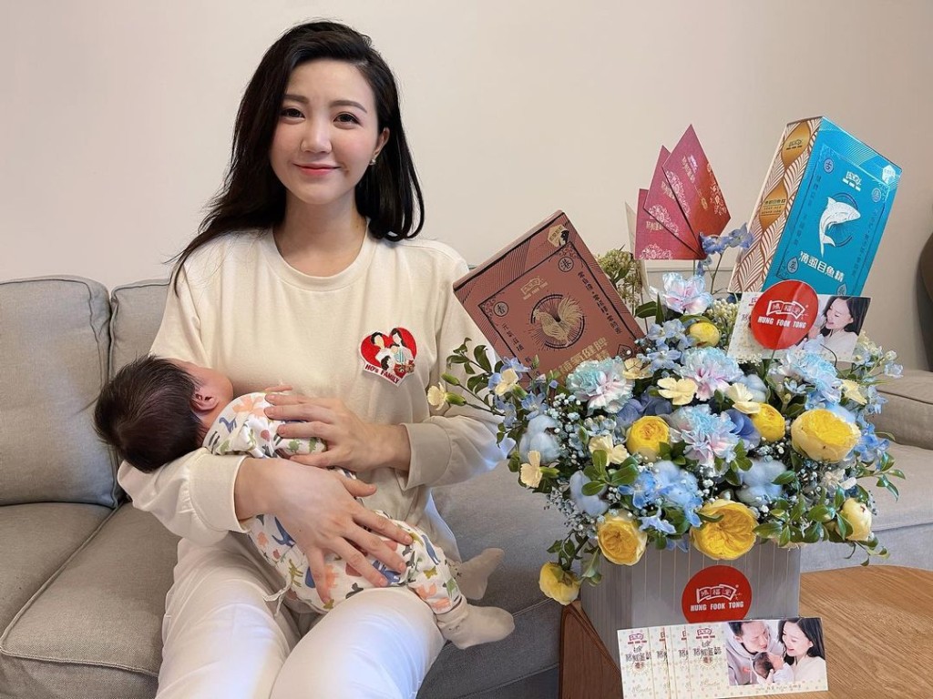 吳若希早前表示囝囝Kylian過了12朝，所以準備了豬腳薑醋禮卡派給親朋好友。