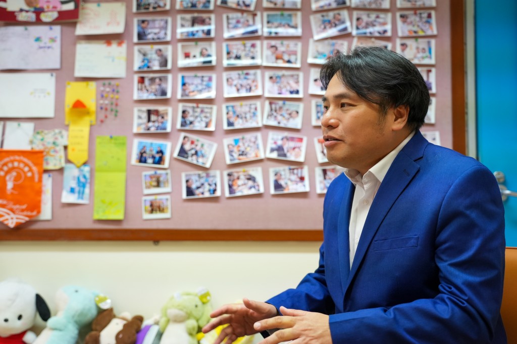 北角循道學校鄭家明校長(圖片來源:《親子王》) 北角循道學校鄭家明校長(圖片來源:《親子王》)