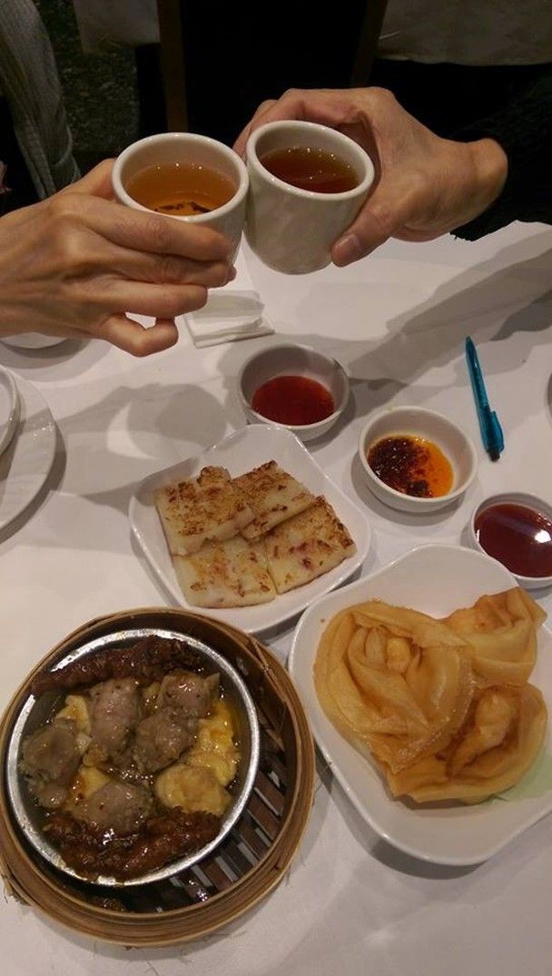 Selina上載了母親和Danny飲茶踫杯的照片。