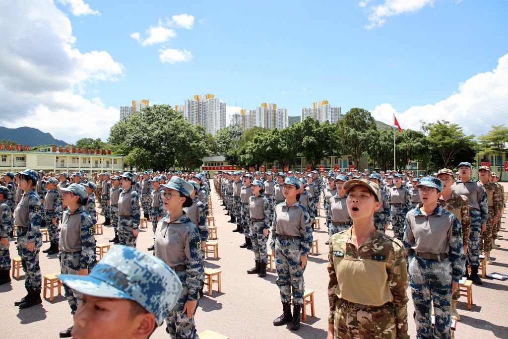 第十八屆香港青少年軍事夏令營暨第十二屆香港大學生軍事生活體驗營今日（10日）在中國人民解放軍駐香港部隊新圍軍營圓滿結業並舉行閉營典禮。駐港部隊圖片