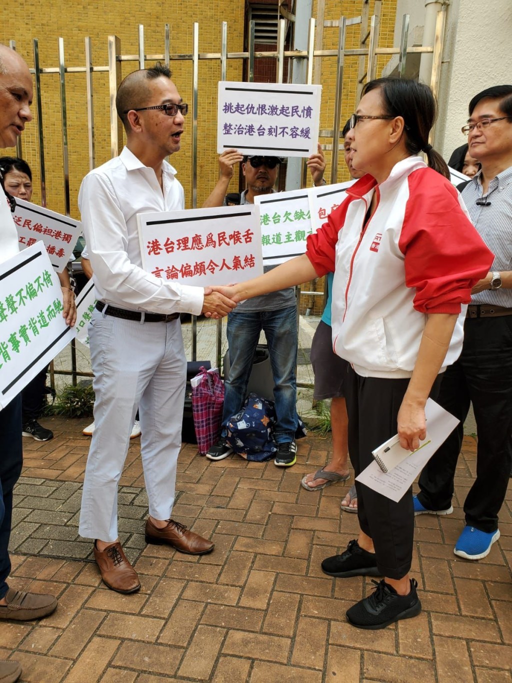 港台員工代表到場接收請願信。