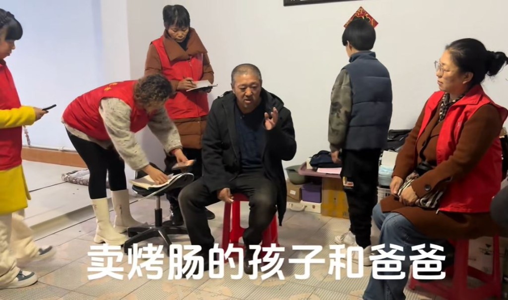 遼寧11歲男童貓熊每日賣烤腸維持家中生計引起關注。抖音