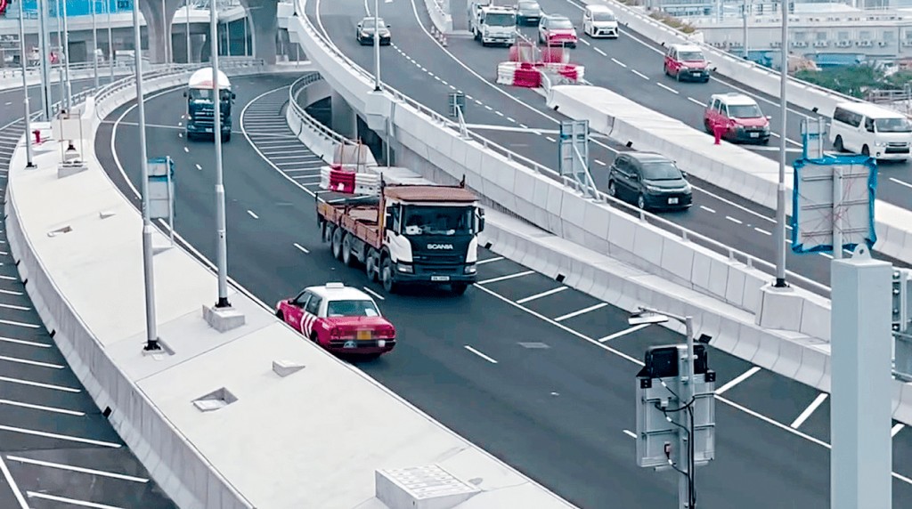 的士逆行期間似未減速，幸途經的重型車輛及時避開。