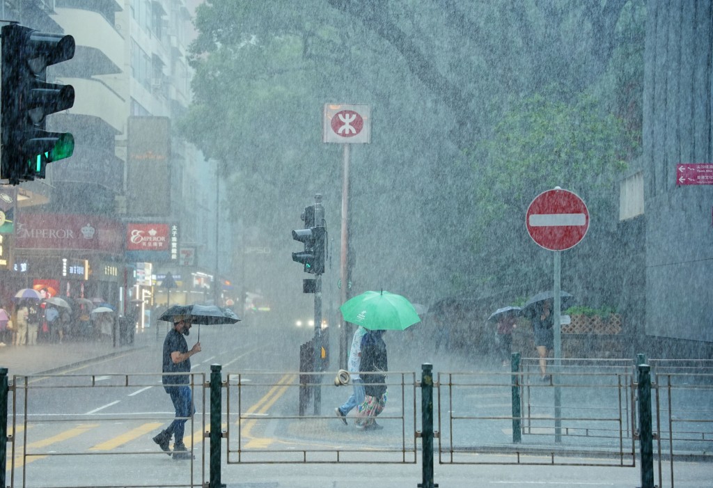 昨日連場暴雨,全港多處出現水浸。資料圖片 昨日連場暴雨,全港多處出現水浸。資料圖片