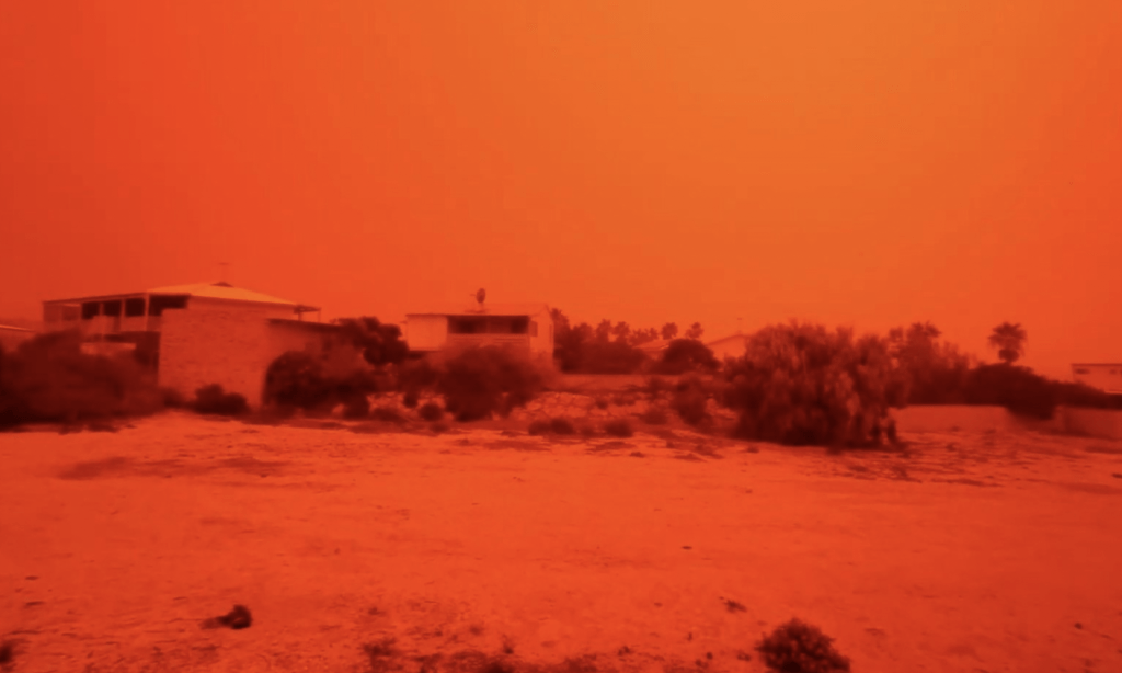 澳洲西海岸近日出现一幕震惊全球的自然异象，整片天空被染成如鲜血般的深红色，相关影片在网络疯传。YouTube@SevereWeatherAustralia 