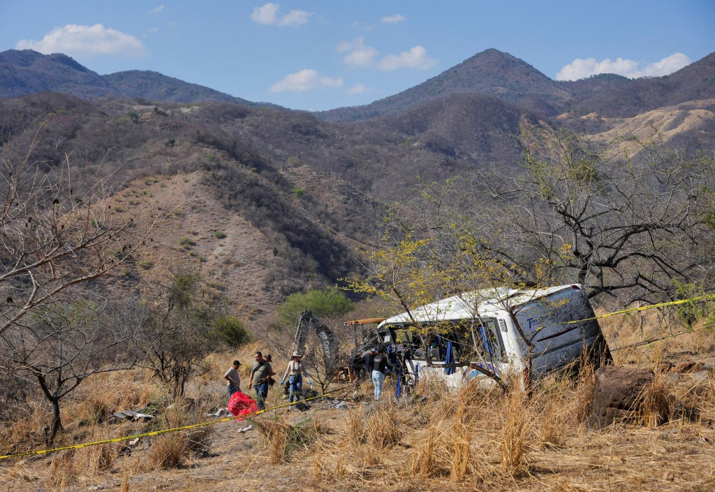 墨西哥旅游巴堕路翻侧至少11死31伤。路透社
