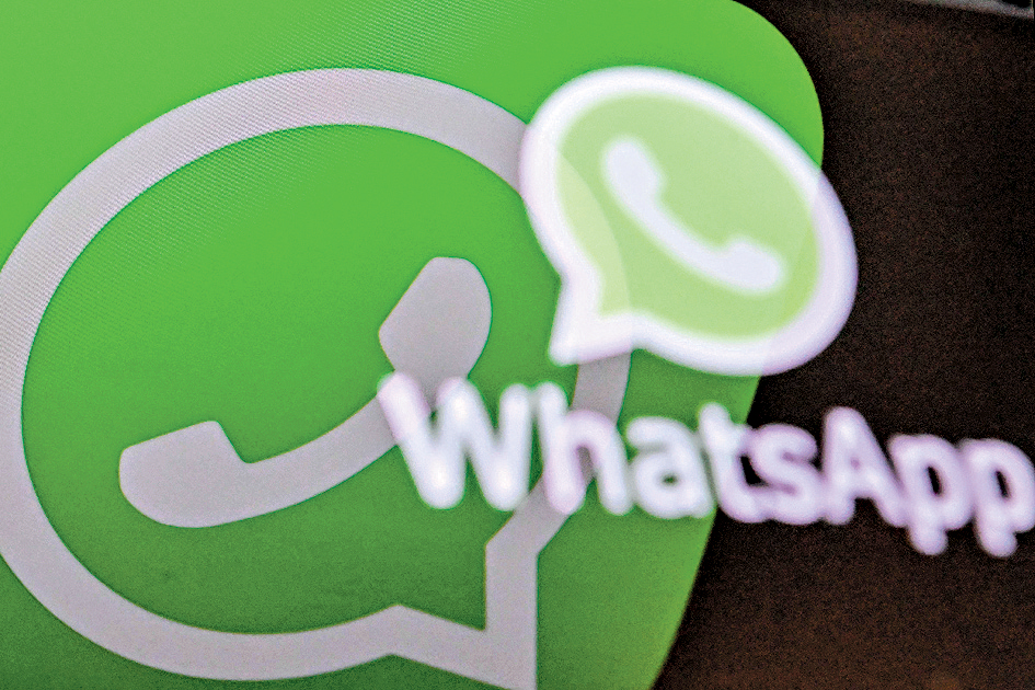 有手機屏幕顯示WhatsApp的標誌。 