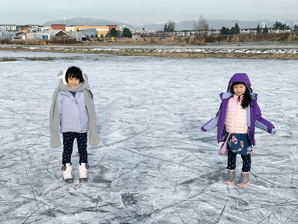 張嘉兒帶兩個女兒去「踩冰」。