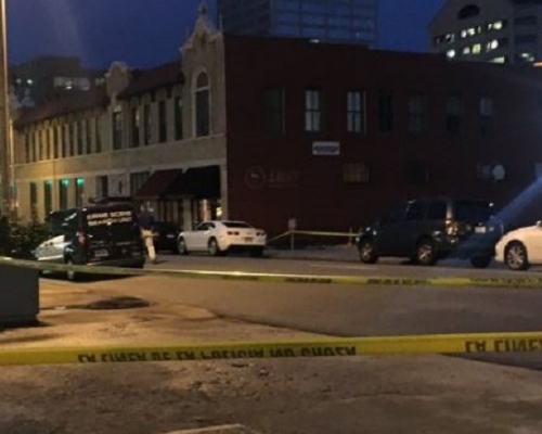 阿肯色州小石城一所夜店发生枪击，最少17人中枪。网图