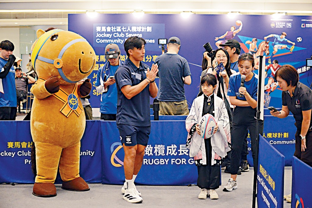 李卡度（中）現場帶小朋友體驗欖球遊戲。
