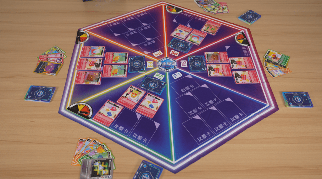 遊戲設有遊戲卡、遊戲墊及計分器等道具，最多可以六人參與。