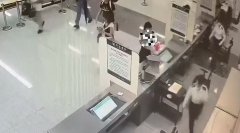 關員（右下）追出截停BB車。海關發布