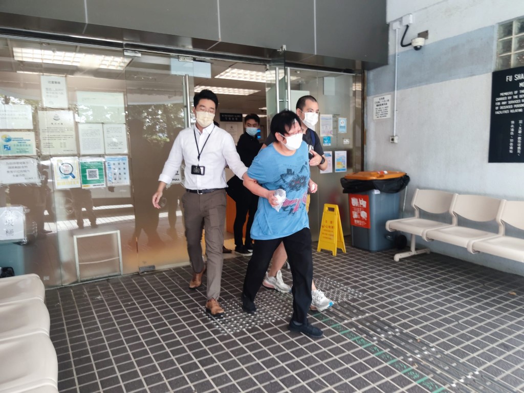 死者母親今早認屍。梁國峰攝