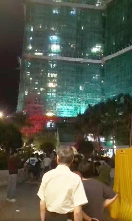 涉事大廈正在搭棚圍網。FB：Chun Tung Chow@柴灣小西灣關注組