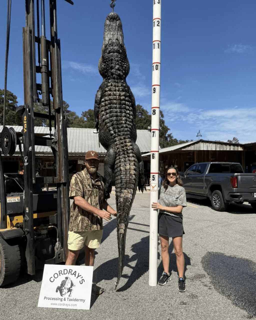 利文斯頓放產假狩獵時成功捕獲一條長達3.6米、重達271公斤的巨鱷，成為當地熱話。利文斯頓Facebook