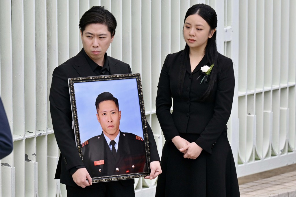 宏福苑大火當日,消防隊目(追授)何偉豪不幸殉職。 宏福苑大火當日,消防隊目(追授)何偉豪不幸殉職。