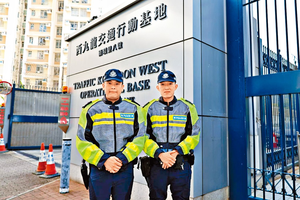 警員關偉文(左)和鄒家俊(右)於去年7月成功拯救一名因心臟驟停倒臥在公廁的伯伯。