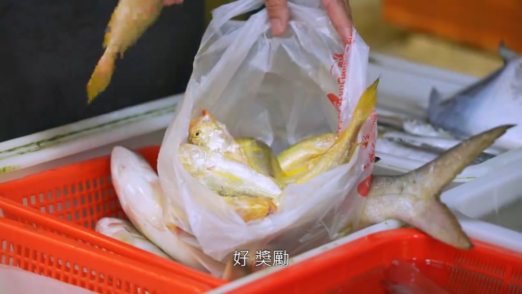 王祖藍嚐當地人力推的香港吃不到的黃皮頭。
