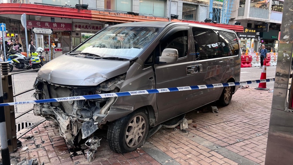 荃灣客貨車撞欄剷上行人路 兩途人走避不及受傷