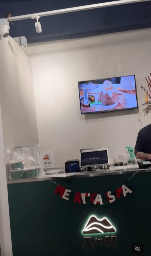 收銀台上方有老鼠，而下方雖有店員，卻無動於衷。影片擷圖