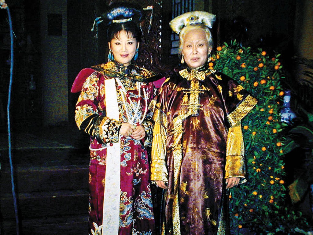 2000年曾經拍內地劇《康熙王朝》，與內地影后斯琴高娃合作。