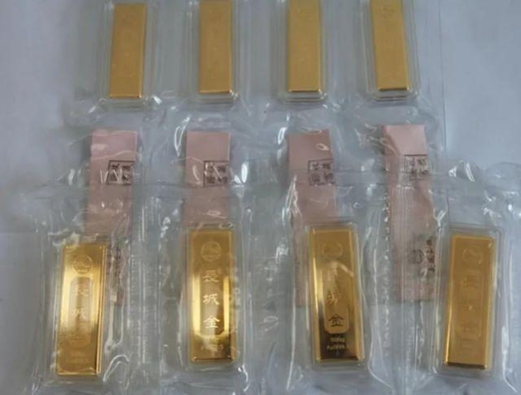 警方于其住所搜出大量财产。网图