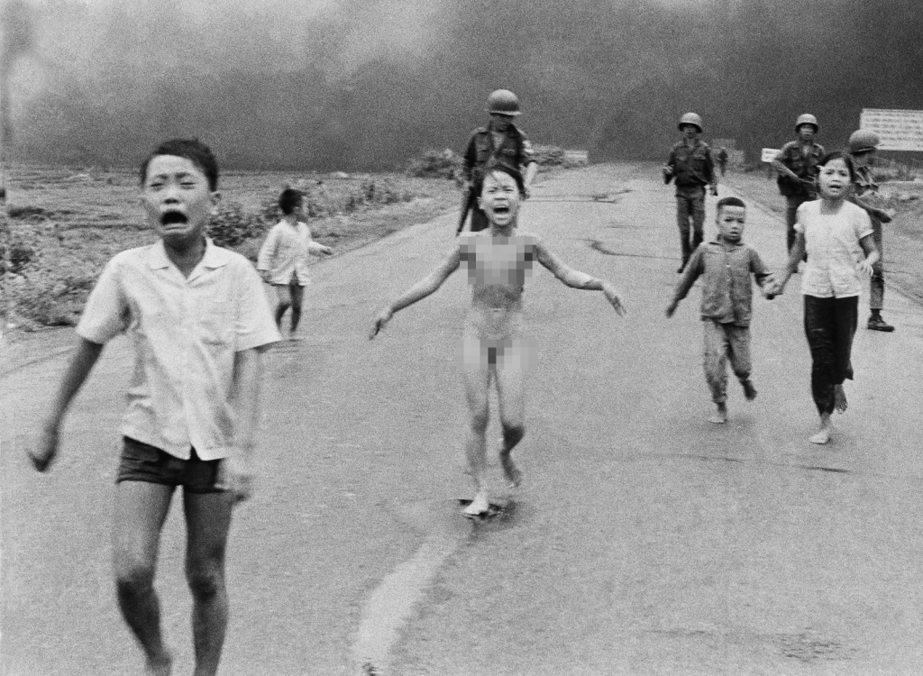9歲越南女童遭燃燒彈嚴重灼傷，赤裸狂跑，成為越戰恐怖象徵。AP資料圖片