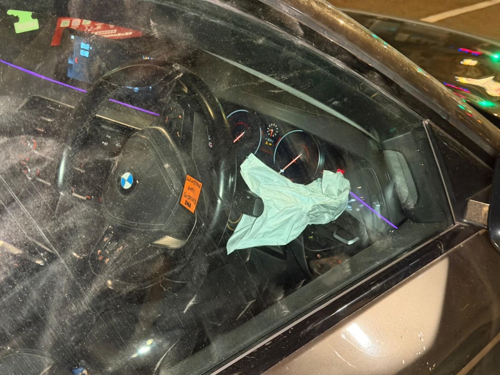 警員在車身上套取指模。