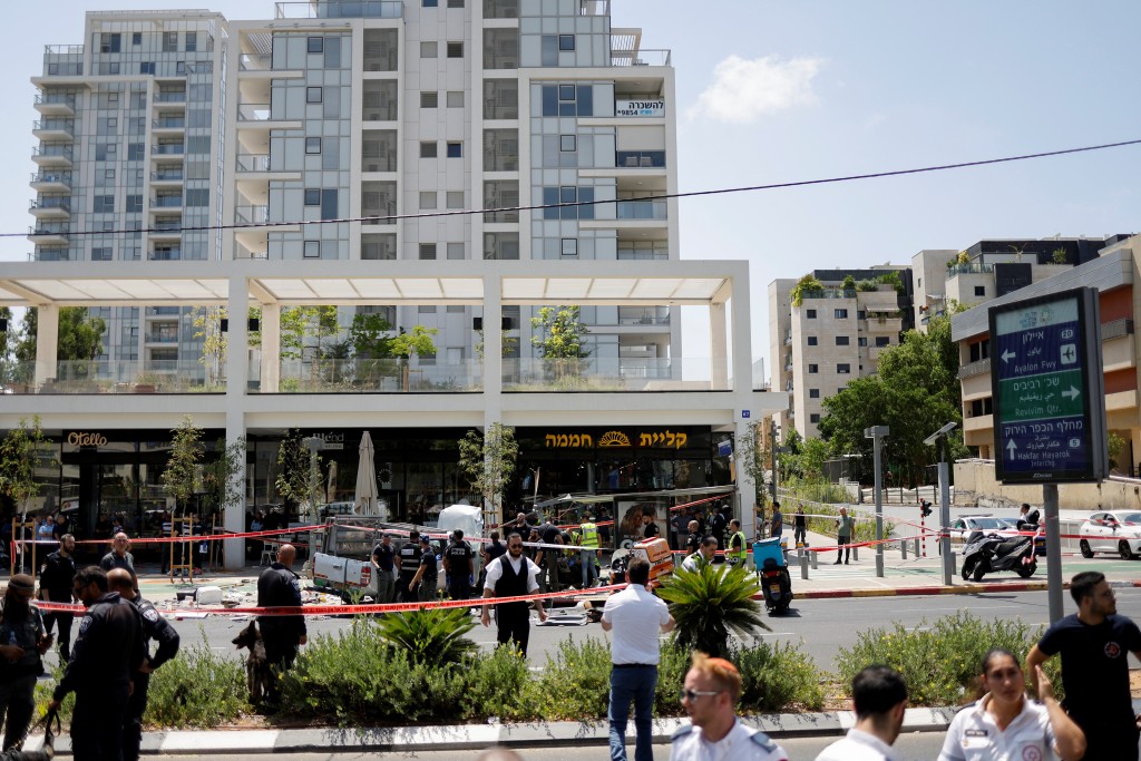 以色列特拉維夫一處購物中心附近大街發生一宗汽車惡意衝撞行人的事件。（路透社）
