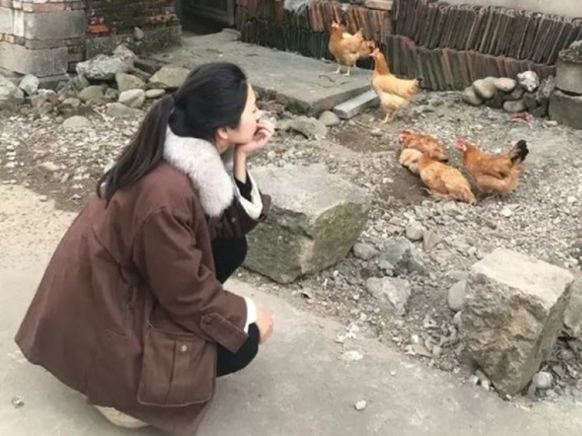 毛露楠和家中養的雞合照。 網圖