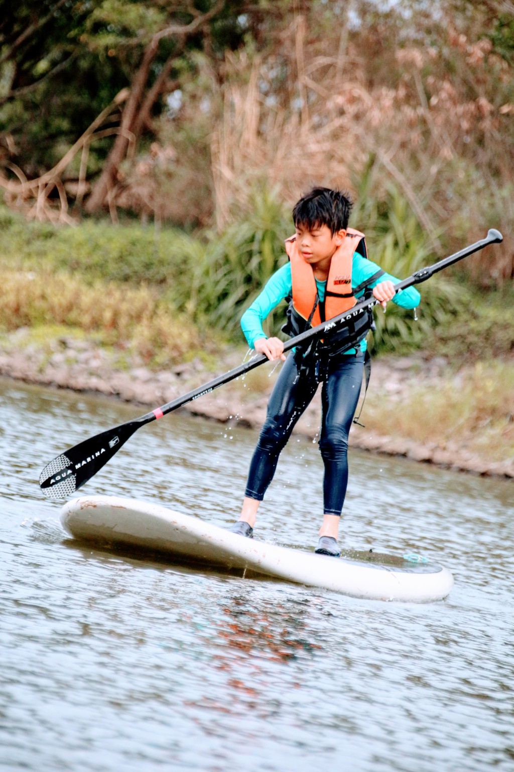 在人工湖玩SUP，考验小朋友的体力和技术。