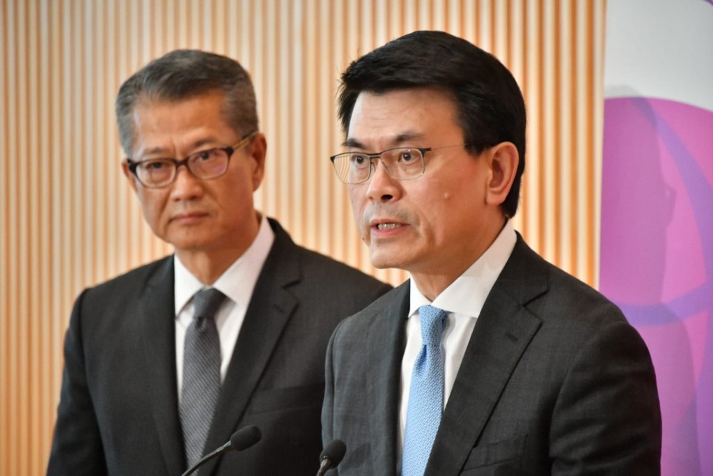 邱騰華表示,旅遊業和零售業受到本地事件影響首當其衝