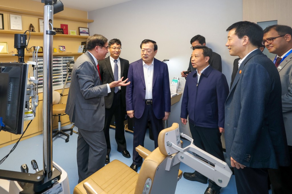 夏寶龍在深圳希華愛康健醫院調研。 夏寶龍在深圳希華愛康健醫院調研。