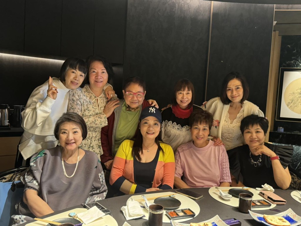 吴丽珠（后排右一）也是几位超级星妈的饭友，饭局中亦不时会见到她的身影。