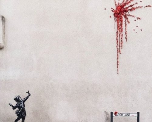 英國著名塗鴉藝術家班克西(Banksy)送給家鄉一幅牆上的新作品。網上圖片