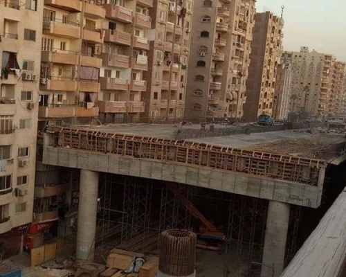 高速公路和兩旁的民居相隔不到50厘米。網圖