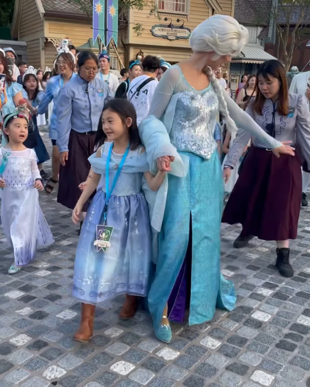 昨日重陽節假期，陳冠希與女兒到香港迪士尼玩。