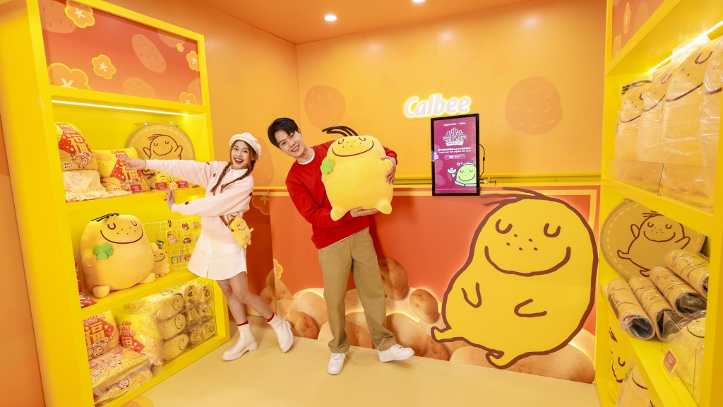 超巨型Jagabee薯條屋快閃店就在樂園後，大家可於屋身兩側發掘Jagabee Potta的趣味小知識。（圖片來源：東薈城名店倉）