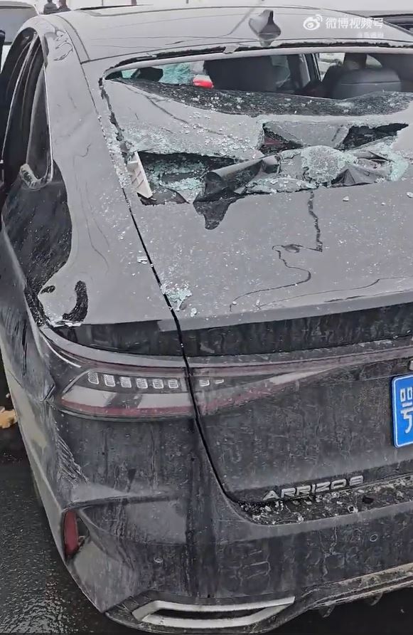湖北武汉长江大桥落冰柱雨，逾20车被击中。影片截图