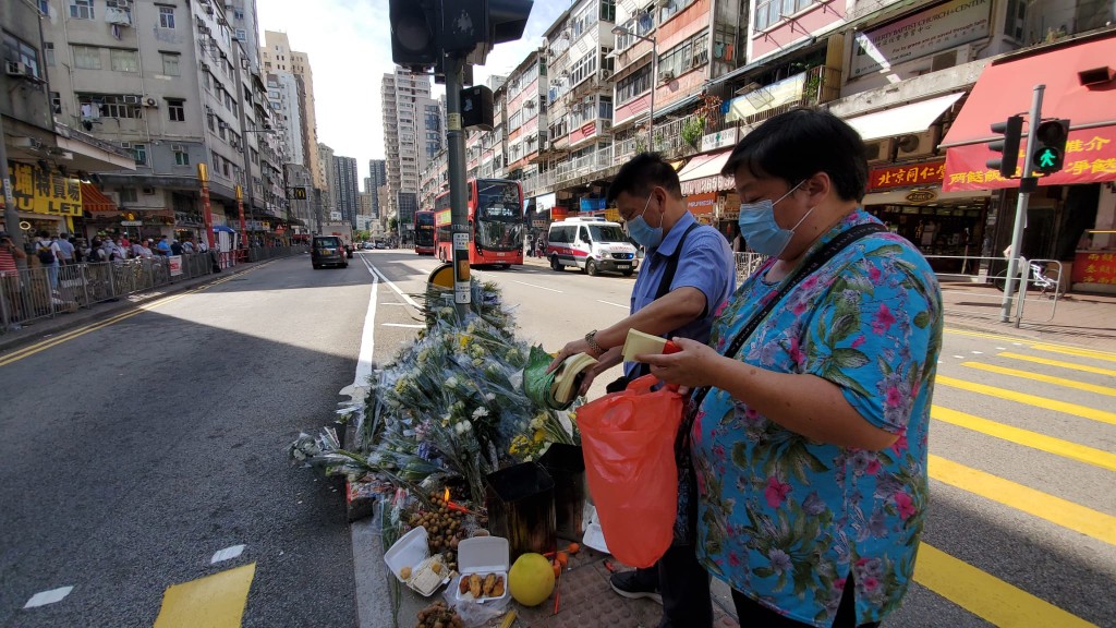 市民拜祭大埔車禍的死者。
