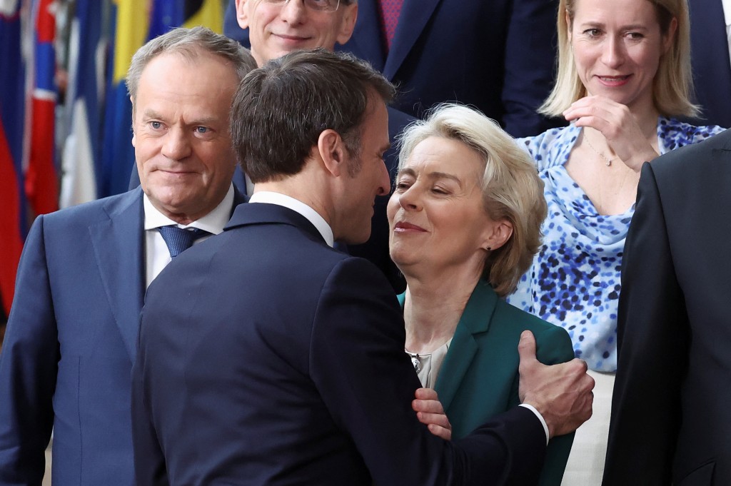 冯德莱恩上月出席欧盟峰会，和法国总统马克龙及波兰总理图斯克同场。路透社