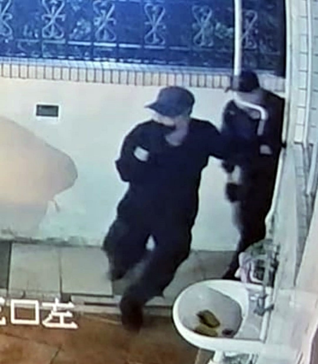 有市民閉路電視拍下兩名爆竊匪行蹤。fb:元朗鄉約 有市民閉路電視拍下兩名爆竊匪行蹤。fb:元朗鄉約