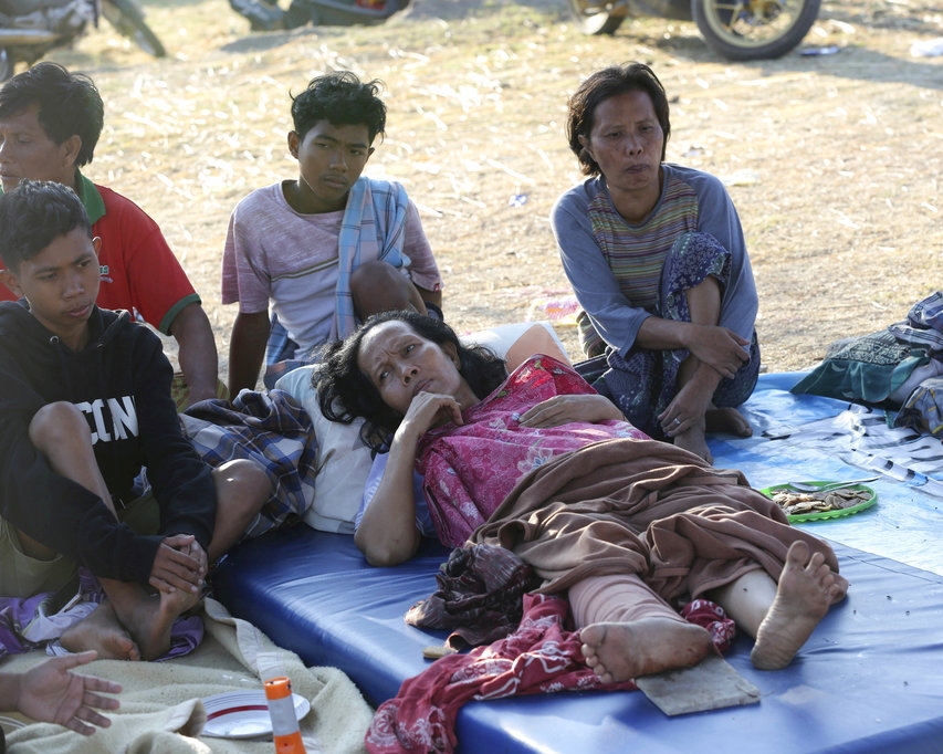 印尼救援队和军警今日天光后继续出动，在发生七级地震的龙目岛各个灾区进行大规模救援行动。AP图片