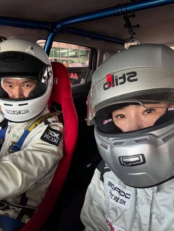 除了當賽車手外,Denise亦會做教練教人賽車。 除了當賽車手外,Denise亦會做教練教人賽車。