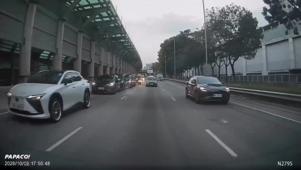 前方一輛白色私家車突然收慢,導致尾隨的私家車及其餘3輛車收掣不及,接連撞上。網上片段截圖 前方一輛白色私家車突然收慢,導致尾隨的私家車及其餘3輛車收掣不及,接連撞上。網上片段截圖